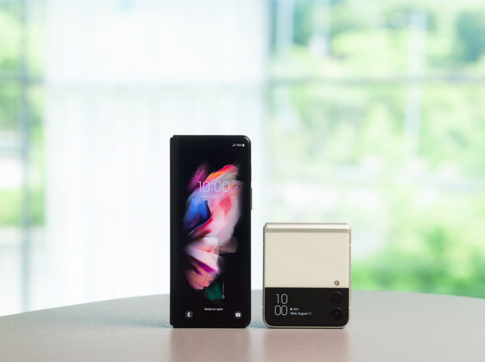 Primer plano de un smartphone Samsung Galaxy destacando la calidad de su pantalla Super AMOLED y diseño elegante.