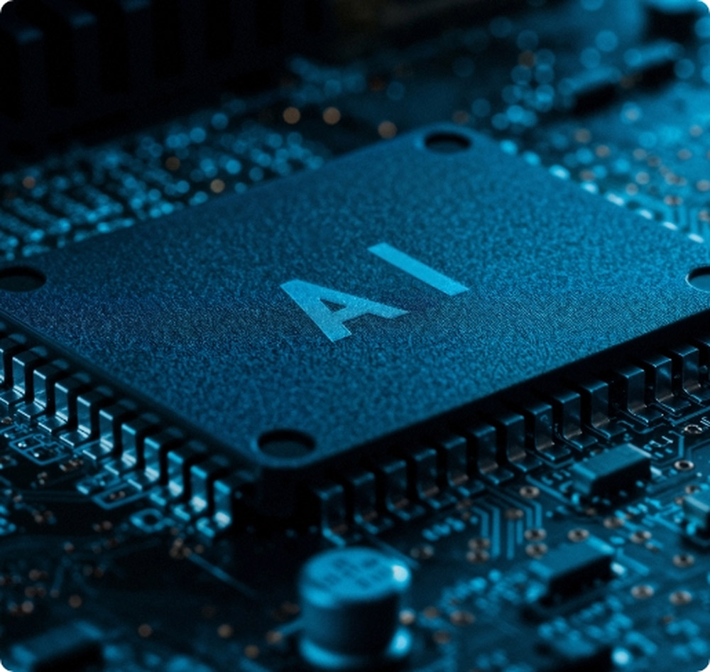 Primer plano macro de un procesador sobre una placa base con iluminación azul, destacando el grabado 'AI' que representa la integración de Inteligencia Artificial en el hardware.
